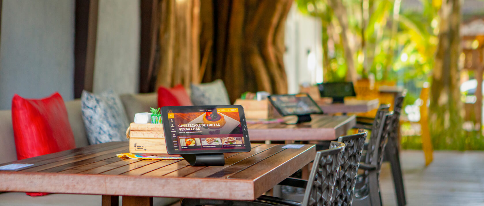 Tablet na mesa do restaurante — VNDX Menu